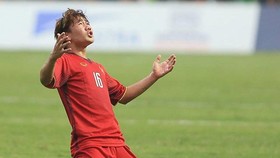 Vietnam’s exemplary free kick in the 70th minute saw Tran Minh Vuong, 16, make history by scoring a goal during his very first Asian Games match. (Source: VNA)
