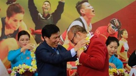 Minister of Culture, Sports and Tourism Nguyen Ngoc Thien (L) presents flowers to head coach of the Olympic men's football team Park Hang-seo (Photo: VNA)