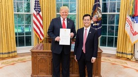 Vietnamese Ambassador Ha Kim Ngoc (R) presents his letter of credentials to US President Donald Trump (Source: VNA)
