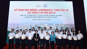 At the scholarship award presentation ceremony in Ho Chi Minh City on September 22 (Source: http://voh.com.vn)