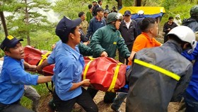 The rescue forece carry out the victim's body from the scene.