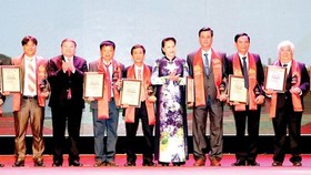 National Assembly (NA) Chairwoman, Nguyen Thi Kim Ngan presents awards to outstanding farmers. (Photo: Sggp)