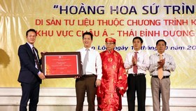 The certificate recognising 'Hoang Hoa su trinh do' (The Envoy’s Journey to China ) as part of documentary heritage in Asia and the Pacific under UNESCO’s Memory of the World Programme is presented on October 16 (Photo: VNA)