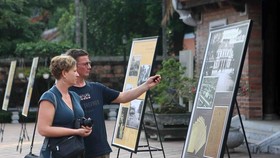 Foreign visitors to an exhibition at the Temple of Literature in Hanoi (Photo: VNA)