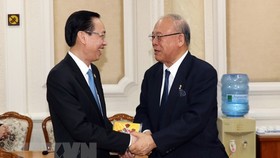 Standing Vice Chairman of the municipal People’s Committee Le Thanh Liem (L) and Special Advisor of the Japan-Vietnam Parliamentary Friendship Alliance Tsutomu Takebe (Photo: VNA)