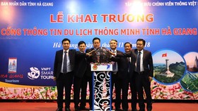 Leaders of Ha Giang and VNPT launch the tourism website and mobile app on November 8 (Photo: VNA)