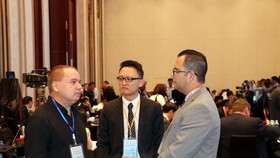 Participants discuss on the sidelines of the conference (Photo: VNA)