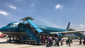 A governmental decree drafted by the transport ministry to simplify business conditions for potential investors in the aviation sector has been sent to Prime Minister Nguyen Xuan Phuc for approval.(Source:VNA)