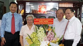 A delegation of Ho Chi Minh City leaders led by Deputy Secretary of the Ho Chi Minh City Party Committee Tat Thanh Cang visits Associate Professor Dr. Huynh Van Hoang. (Photo: Sggp)