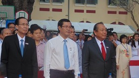 Attending at the ceremony are Permanent Deputy Prime Minister, Truong Hoa Binh (R ); Deputy Minister of Education and Training, Nguyen Van Phuc; and Permanent Vice Chairman of the Ho Chi Minh City People's Committee, Le Thanh Liem. (Photo: Sggp)