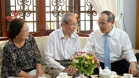 Secretary of the HCMC Party Committee Nguyen Thien Nhan (R ) and Prof. Dr. Tran Hong Quan