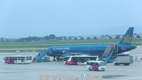 An airplane of Vietnam Airlines at the Noi Bai Airport (Photo: VNA)