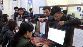 Vietnamese workers in Nghe An province flock to immigration offices to get the necessary authentication to return to work in their host countries after the 2018 Tet (Lunar New Year) holiday (Photo: VNA)