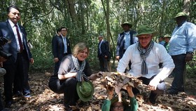 Chủ tịch Hội đồng Nhà nước và Hội đồng Bộ trưởng Cuba tham quan địa đạo Củ Chi