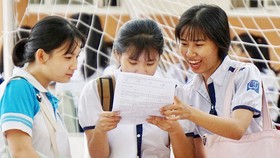 Thí sinh trao đổi sau giờ thi Toán tại điểm thi Trường THCS Long Thới (huyện Nhà Bè, TPHCM). Ảnh: HOÀNG HÙNG