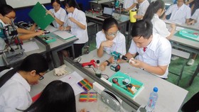 Học sinh trường Lê Quý Đôn hào hứng trải nghiệm cùng tiết học STEAM