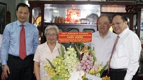 Lãnh đạo TPHCM thăm nhà giáo nhân kỷ niệm Ngày Nhà giáo Việt Nam 20-11
