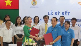Lãnh đạo LĐLĐ TPHCM và Bưu điện TP ký kết thỏa thuận hợp tác