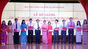 Khen thưởng các học viên đạt thành tích xuất sắc