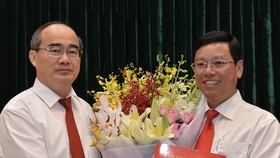 Bí thư Thành ủy TPHCM Nguyễn Thiện Nhân trao quyết định cho đồng chí Vũ Ngọc Tuất. Ảnh: VIỆT DŨNG