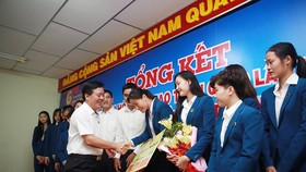 Ông Ngô Văn Đông - TGĐ Cty CPPB Bình Điền trao tặng phần thưởng cho Ngọc Hoa và đội bóng VTV Bình Điền Long An. Ảnh: DŨNG PHƯƠNG
