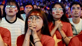 Sự hồi hộp hiện trên khuôn mặt của các CĐV tại TPHCM trong trận tứ kết Việt Nam - Nhật Bản.