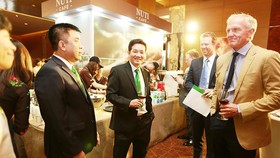 Huyền thoại golf Greg Norman (phải) trở thành đối tác của NutiFood. Ảnh: DŨNG PHƯƠNG