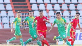 Bình Định (áo đỏ) có được 1 điểm trong chuyến làm khách tại Cần Thơ. Ảnh: DƯƠNG THU