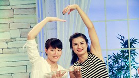 Ngọc Hoa và Kim Huệ trong chương trình "Bữa trưa vui vẻ" của VTV.
