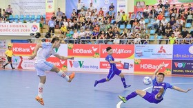 Pha tấn công của Thái Sơn Bắc về phía khung thành Tân Hiệp Hưng. Ảnh: Anh Trần