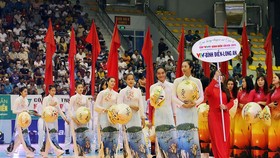 Các cô gái VTV Bình Điền Long An thướt tha trong tà áo dài tại Lễ khai mạc giải. Ảnh: DŨNG PHƯƠNG