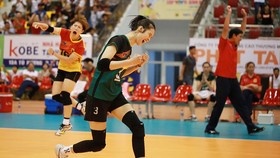 Chủ công Trần Thị Thanh Thuý vỡ oà cảm xúc sau khi cùng VTV Bình Điền Long An vượt qua U.23 Thái Lan. Ảnh: DŨNG PHƯƠNG