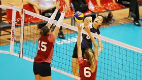 Rất nỗ lực, nhưng Việt Hương (8) và Thông tin LVPB không thể đánh bại được CLB BIP ở lượt đấu cuối để giành vé đi tiếp. Ảnh: DŨNG PHƯƠNG