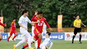 Đội nữ TPHCM II đánh rơi chiến thắng vào phút cuốii. Ảnh: Đoàn Nhật