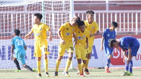Các cầu thủ Đà Nẵng có chiến thắng dễ dàng trước Khánh Hòa. Ảnh: ANH KHOA