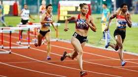 VĐV Quách Thị Lan nhận món quà muộn HCV Asiad 2018.