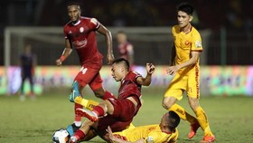 Cuộc so tài bất phân thắng bại trận lượt đi giữa CLB TPHCM và Thanh Hóa. Ảnh: DŨNG PHƯƠNG