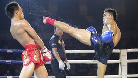 Nguyễn Trần Duy Nhất (phải) lần đầu tiên góp mặt ở đấu trường ONE Championship.