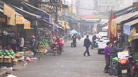 Cảnh sát hình sự Hà Nội đang xác minh nghi án nổ súng cướp tiền ở chợ Long Biên