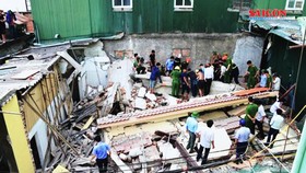 Nhà 2 tầng đang sửa thì đổ sập, một người bị thương nặng