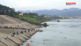 Phớt lờ biển cấm, hàng trăm người dân đổ xô ra sông Đà để tắm