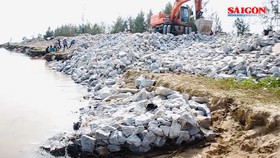 Khắc phục sự cố sạt lở đê biển xung yếu ở Hà Tĩnh do mưa lũ