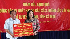 Lãnh đạo TPHCM tặng quà người dân U Minh bị thiệt hại do bão số 3 gây ra