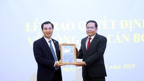 Đồng chí Trần Thanh Mẫn trao quyết định cho đồng chí Vũ Văn Tiến