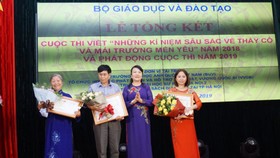 Bộ GD-ĐT trao giải cho các tác giả