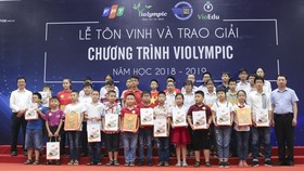 Trao giải cho các thí sinh đoạt giải