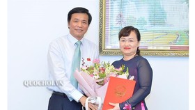 Chủ nhiệm Văn phòng Quốc hội Nguyễn Hạnh Phúc trao quyết định bổ nhiệm cho bà Phạm Thúy Chinh. Ảnh: QUOCHOI