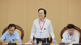 Bộ trưởng Bộ GD-ĐT Phùng Xuân Nhạ kiểm tra công tác thi tại Hoài Đức. Ảnh: ĐỖ TRUNG