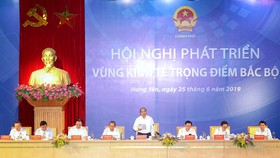 Thủ tướng Nguyễn Xuân Phúc Hội nghị ngày 25-6. Ảnh: VGP