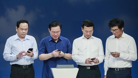 Phó Thủ tướng Vương Đình Huệ và các đại biểu nhắn tin ủng hộ người nghèo